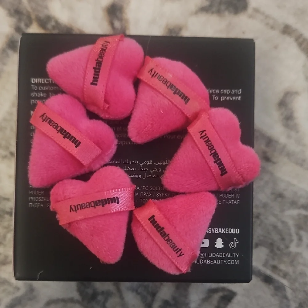 HUDA BEAUTY Mini Under Eye Powder Puffs - Picture 1 of 3